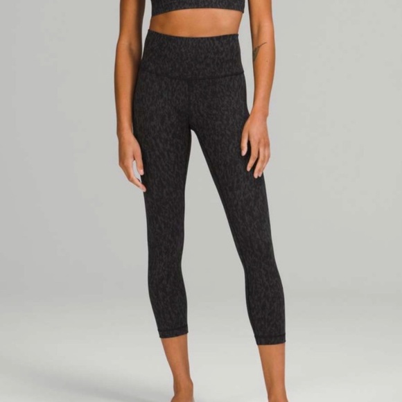 lululemon athletica Pants - Lululemon Wunder Under Cropped Leggings